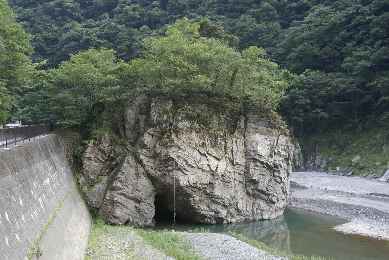 お蝶ヶ穴（神流町）