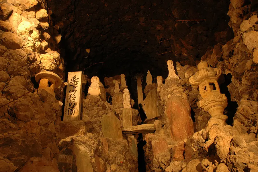 洞窟観音・山徳記念館・徳明園