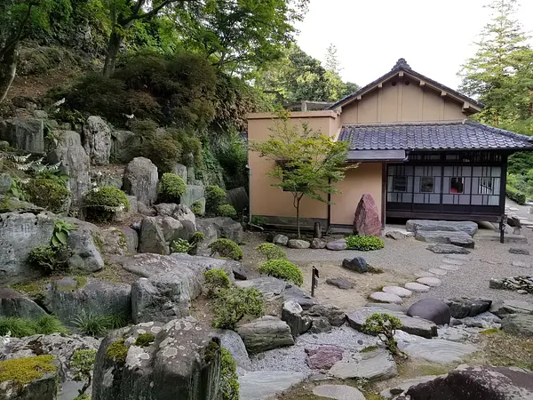 枯山水エリアと山徳記念館.jpg