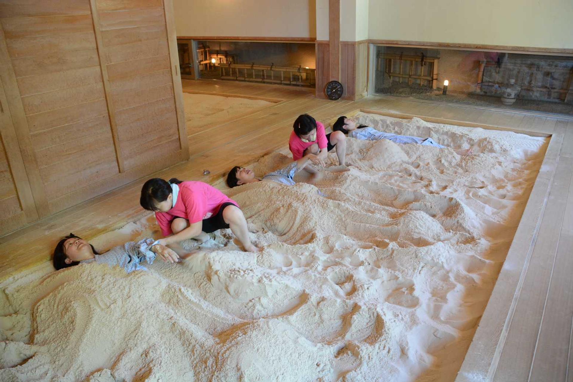 磯部温泉「恵みの湯」で稀少な温泉？砂塩風呂で湯潜るデトックス体験  