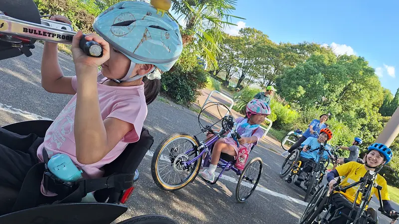 ハンドバイクを楽しむ子供たち