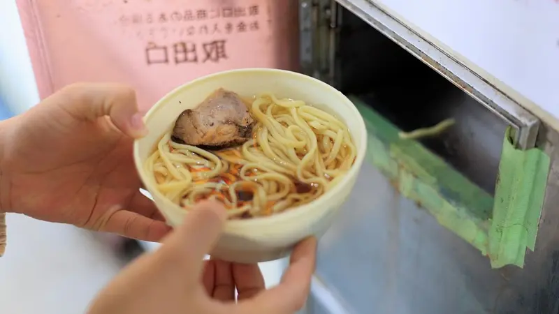 ドライブイン七輿（レトロ自販機）
