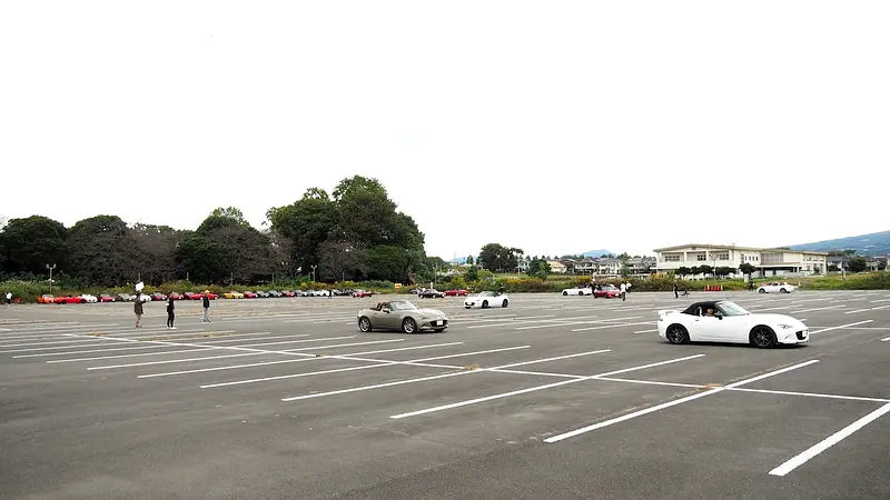 とロードスターが登場