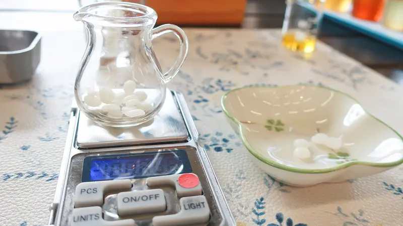 みつろうを1粒ずつビーカーの中に