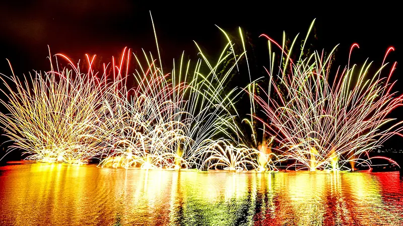 扇形の水中花火