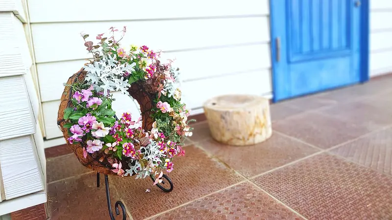 玄関で飾るリース