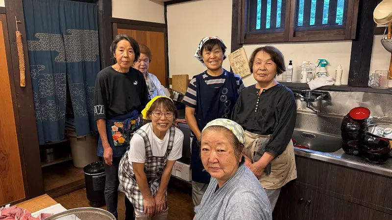 地元の方々のサポートによる調理体験