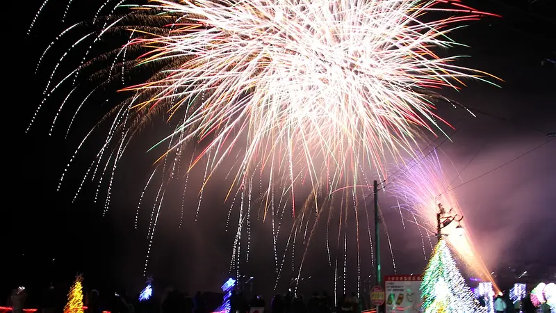 イルミネーションと花火のコラボレーション