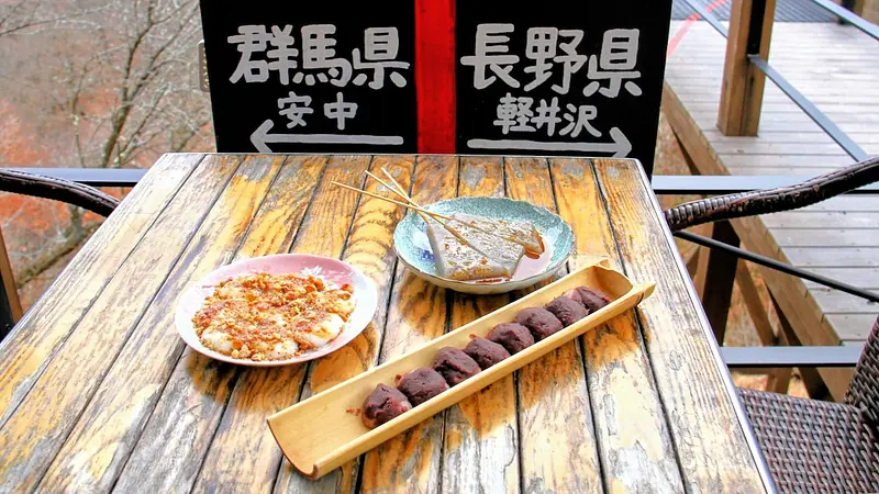 絶景テラス席でつきたて力餅と一品料理を堪能