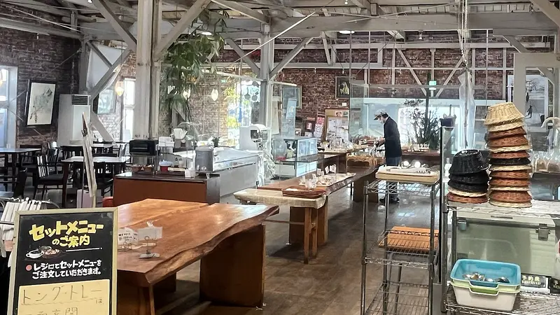 のこぎり屋根の「ベーカリーカフェ レンガ」