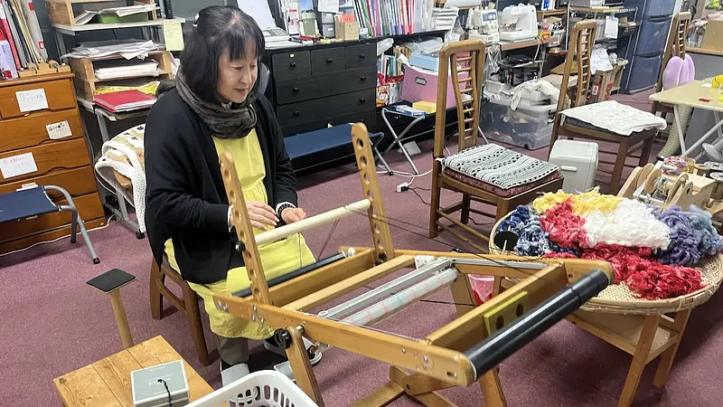 くるくる回転するフラミンゴ織り機