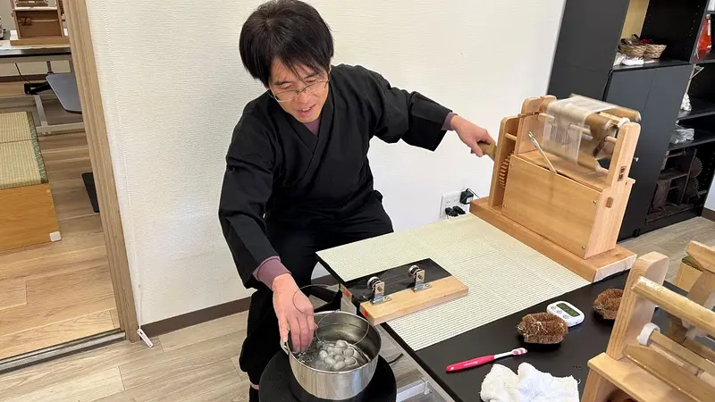 繭から糸をたぐり寄せる