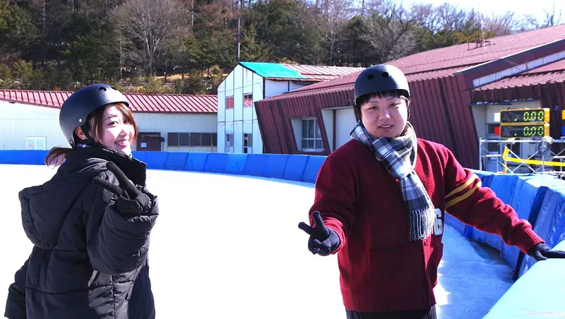 伊香保リンクを楽しむカップル