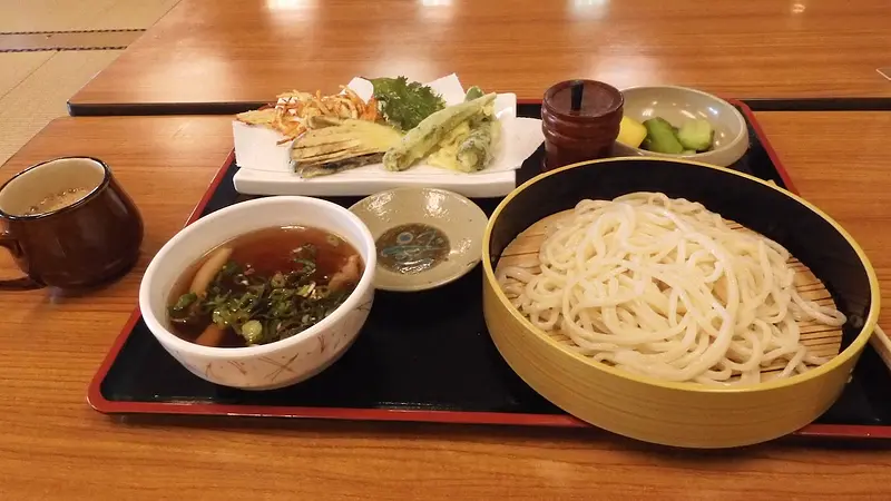 本わらび粉配合の冷やしうどん