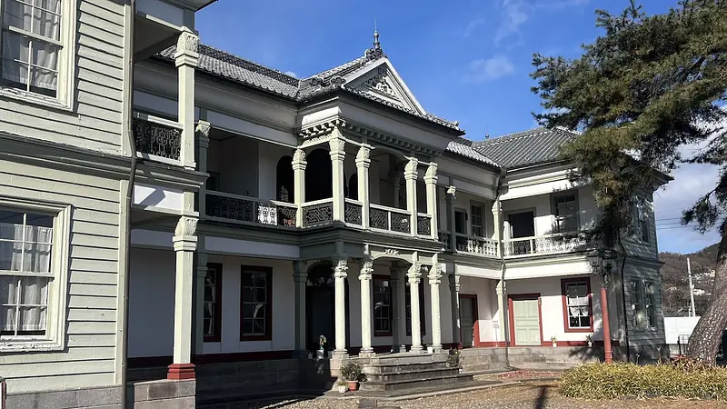 洋風なのに瓦屋根