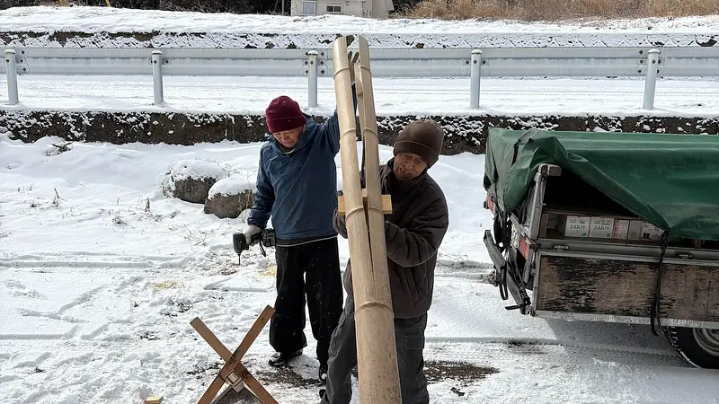 竹を割っている様子
