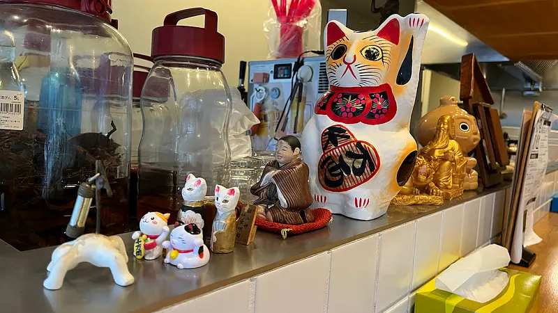 可愛い小物が飾られたカウンター