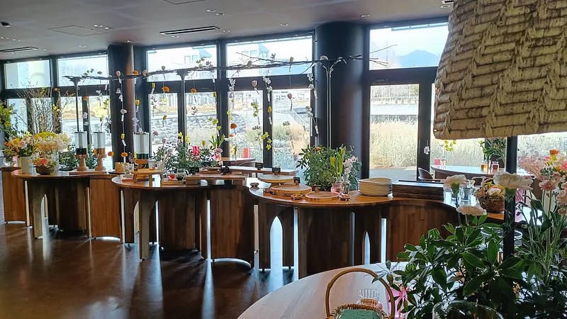 花が飾られたバレンタインイベントの会場