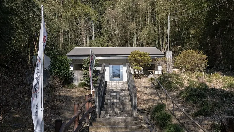 静寂に包まれた「金井沢碑」