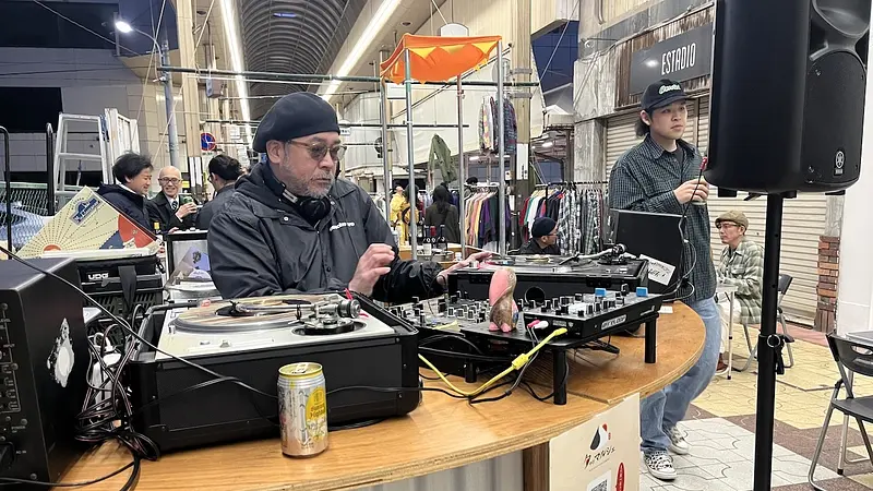 DJの音楽が流れる会場