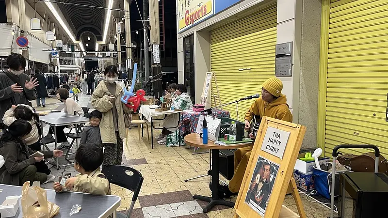 弾き語りをしている方の周りに自然と人が集まる