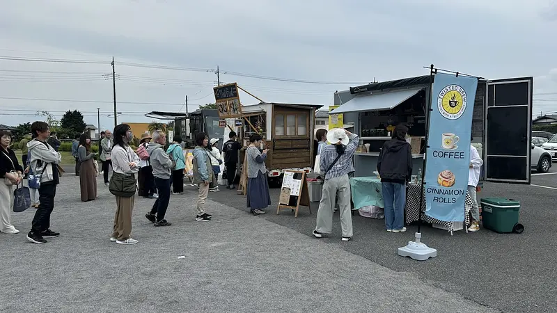 おいしい香り漂うフードでピクニック