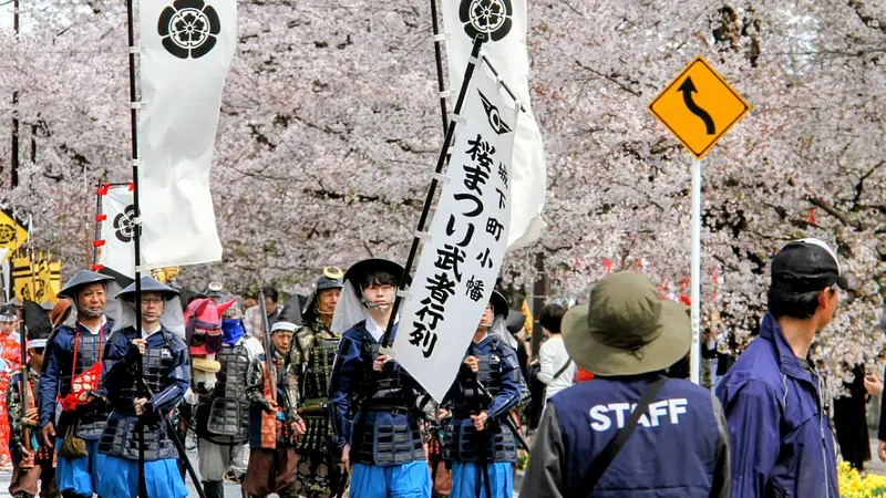 桜並木を練り歩く武者行列