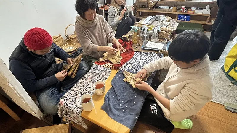 家族で花かごを作る様子