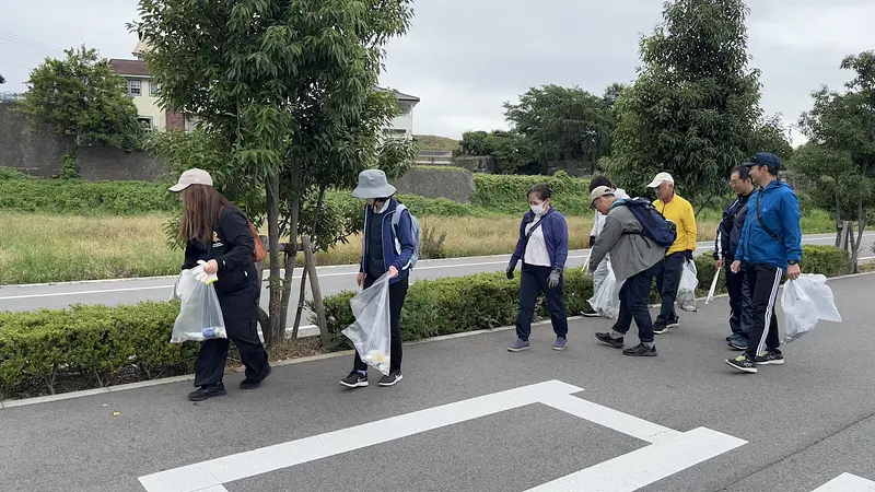 みんなで楽しくゴミ拾い 