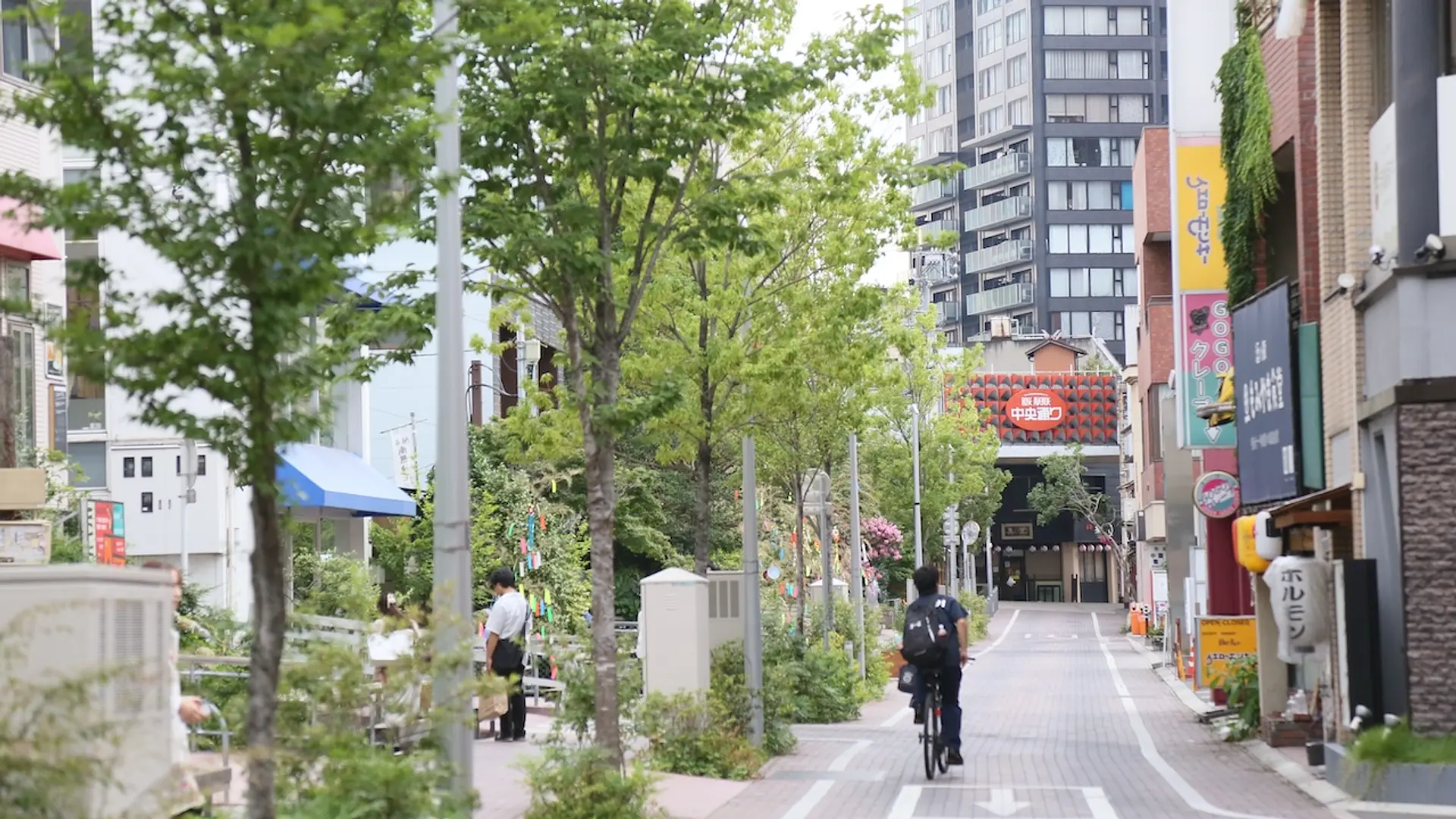 商店街に集まる移住者たち