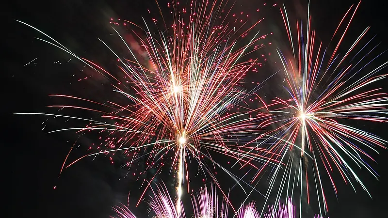 夜空を鮮やかに彩る打上花火のスターマイン