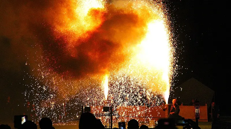 爆音とともに弾ける「跳ね」
