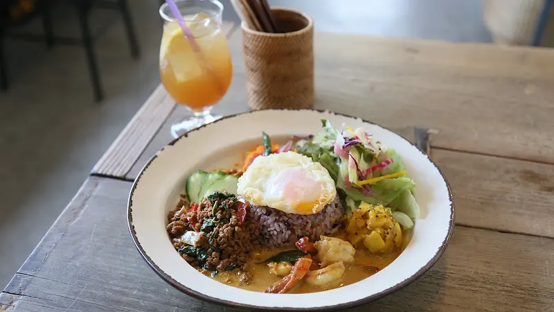 豚ひき肉のガパオライスとタイ風エビのココナッツカレーの2種盛り