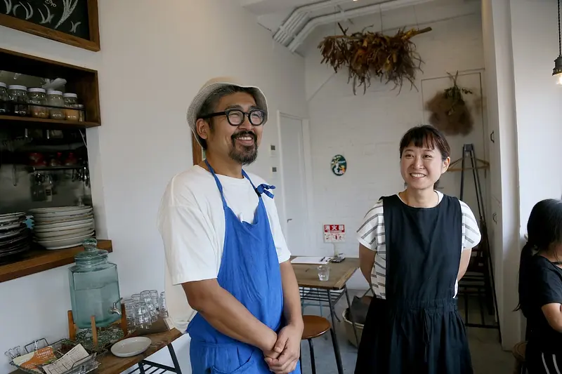 curry stand baimaiを営む新井若木さんと夫の陽介さん