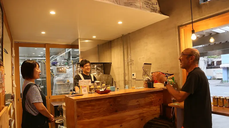 店主の結衣さん・良輔さんと常連さん