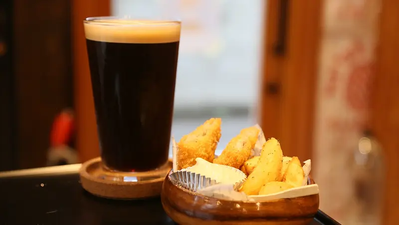 黒ビール「ポーター」のラージ（480ml）と「フィッシュ＆ポテト」