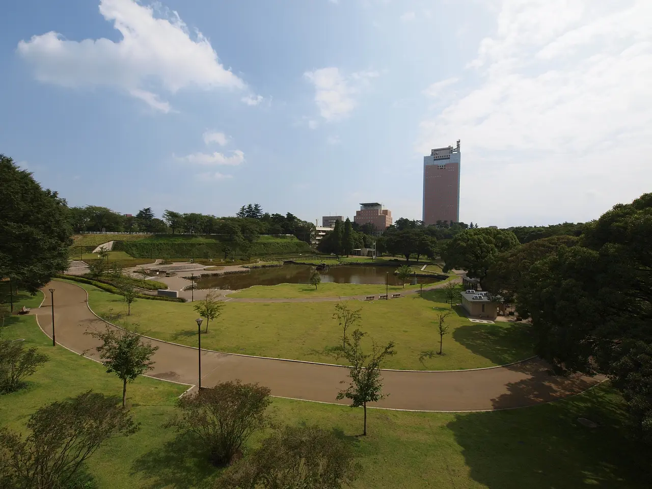 群馬県庁と前橋公園（前橋市）