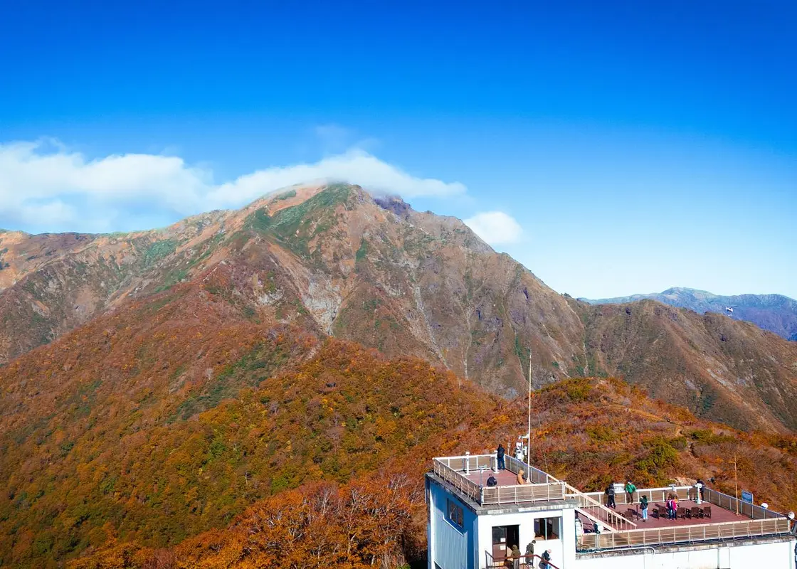 【谷川岳ヨッホ】紅葉の谷川岳と展望台.jpg