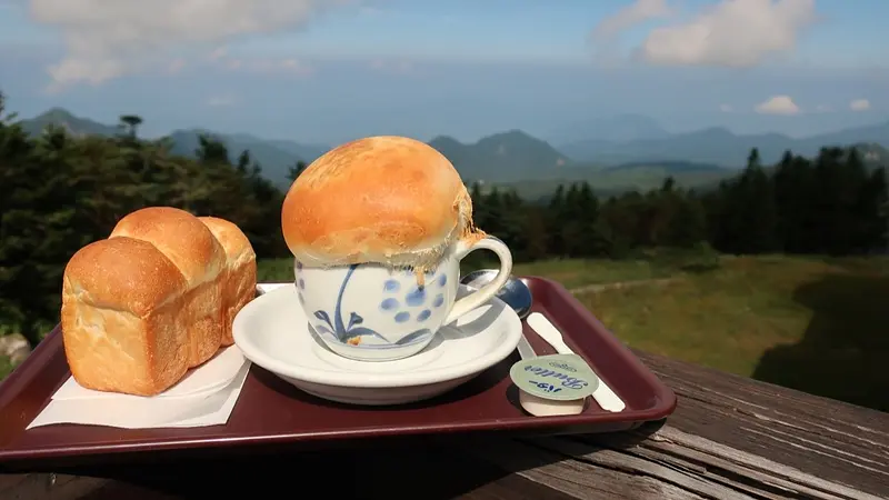 テラスで食べた、きのこスープと焼きたてパン