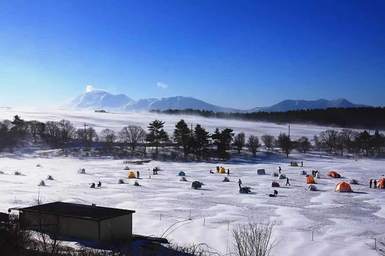 バラギ湖氷上わかさぎ釣り（嬬恋村）